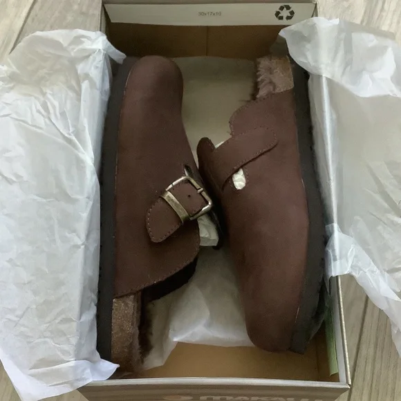 New in box brown clogs - Picture 2 of 3
